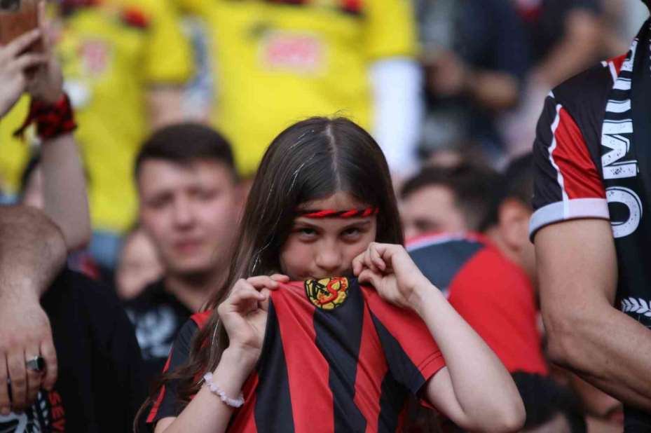 Şampiyonluğunu stadında kutlayan Eskişehirspor taraftarından siyah-kırmızı manzaralar