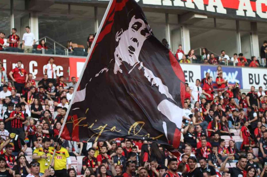 Şampiyonluğunu stadında kutlayan Eskişehirspor taraftarından siyah-kırmızı manzaralar