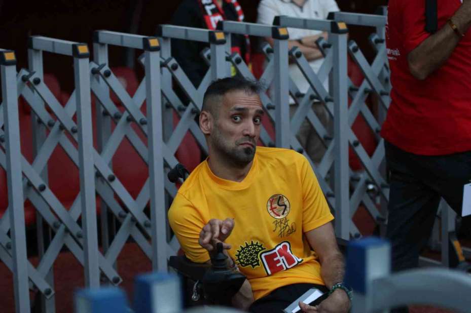 Şampiyonluğunu stadında kutlayan Eskişehirspor taraftarından siyah-kırmızı manzaralar
