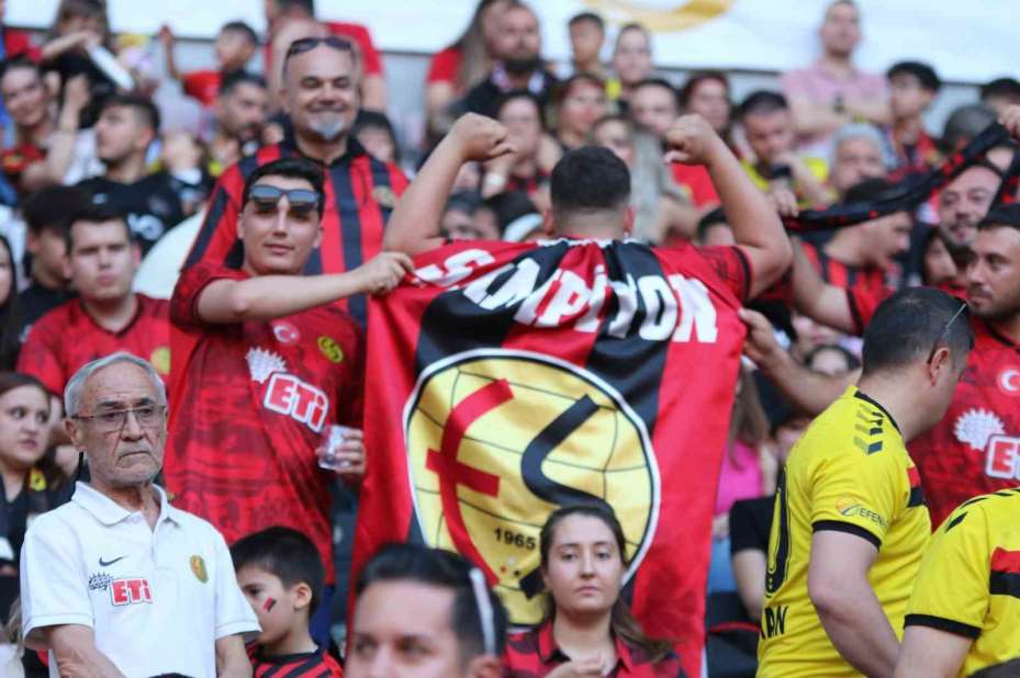 Şampiyonluğunu stadında kutlayan Eskişehirspor taraftarından siyah-kırmızı manzaralar