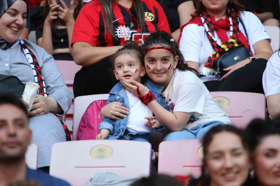 Şampiyonluğunu stadında kutlayan Eskişehirspor taraftarından siyah-kırmızı manzaralar