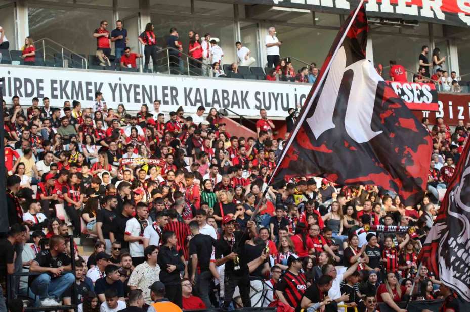 Şampiyonluğunu stadında kutlayan Eskişehirspor taraftarından siyah-kırmızı manzaralar
