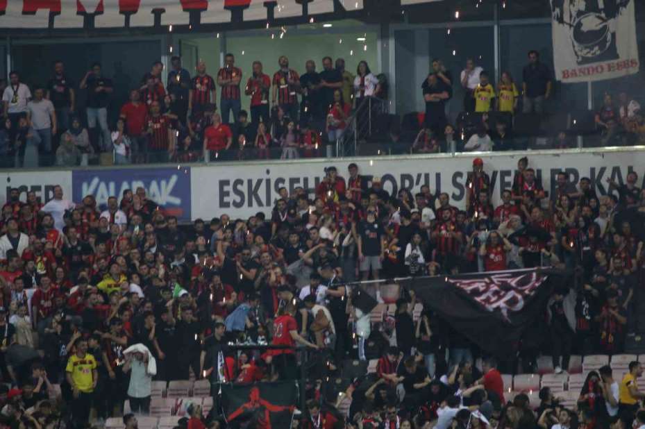 ’Şampiyonluk Gecesi’ kutlamalarında taraftar kıvılcımlar içinde kaldı