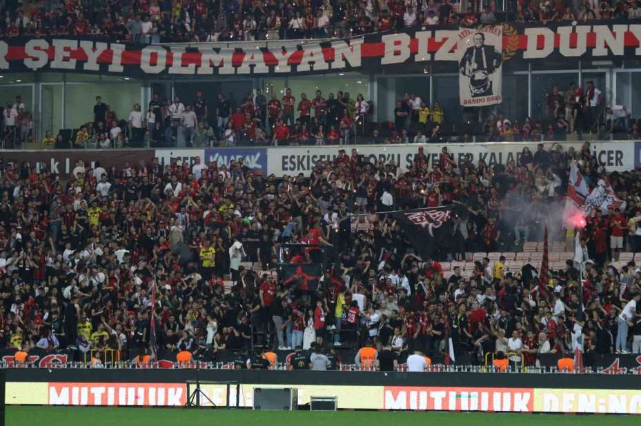 ’Şampiyonluk Gecesi’ kutlamalarında taraftar kıvılcımlar içinde kaldı