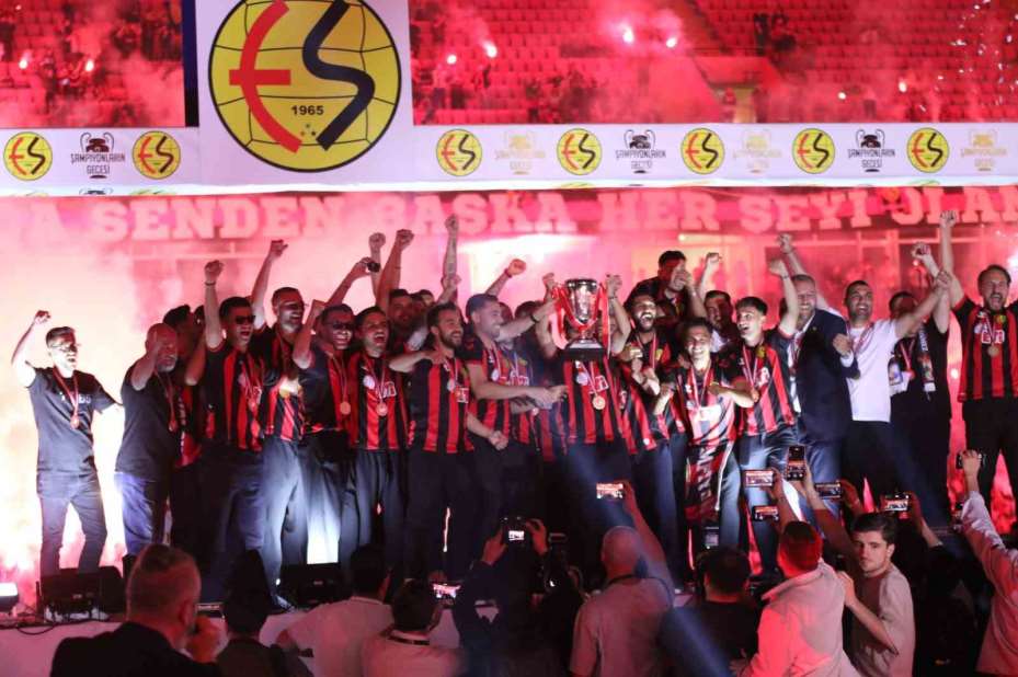 Şampiyon Eskişehirspor kupasını kaldırdı