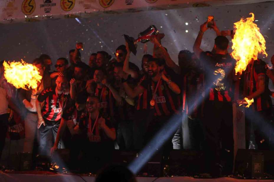 Şampiyon Eskişehirspor kupasını kaldırdı