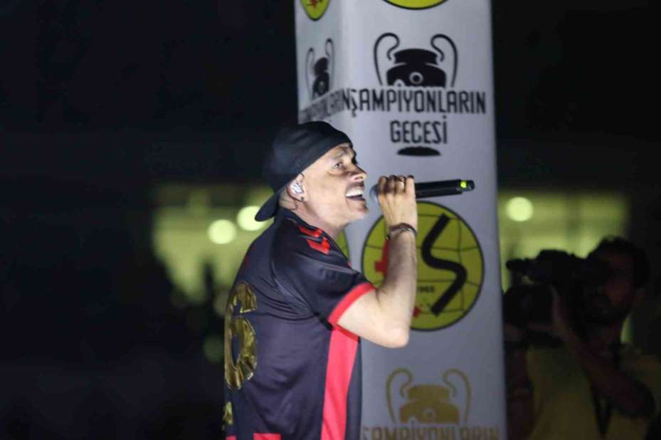 Şampiyon Eskişehirspor kupasını kaldırdı