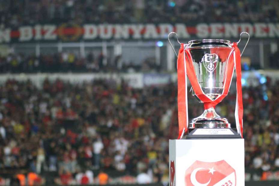 Şampiyon Eskişehirspor kupasını kaldırdı