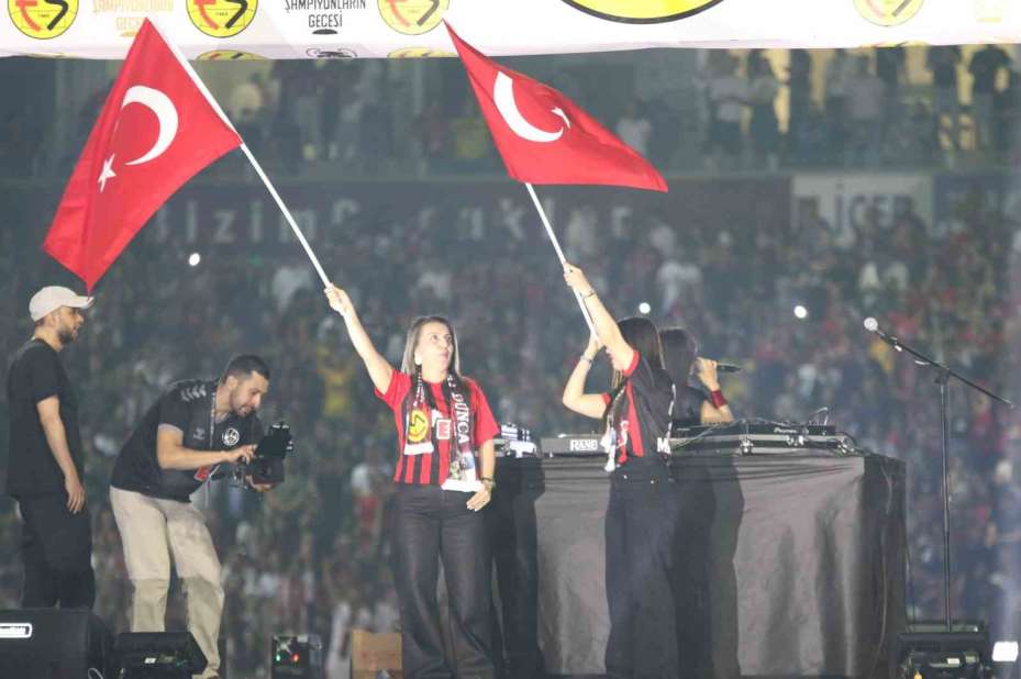 Şampiyon Eskişehirspor kupasını kaldırdı