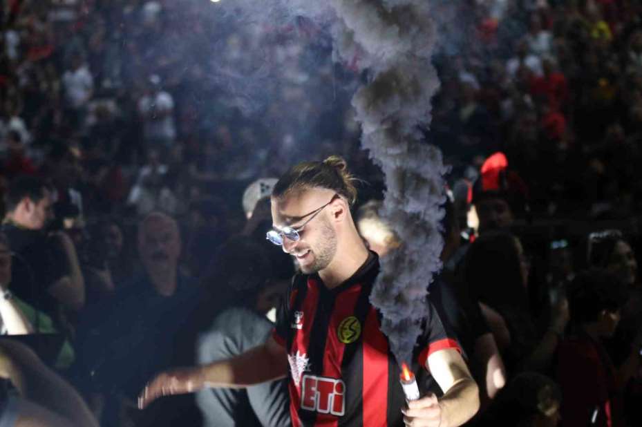 Şampiyon Eskişehirspor kupasını kaldırdı