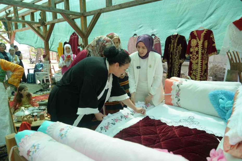 Tarihi kilise bahçesinde Türk mutfağı rüzgarı esti