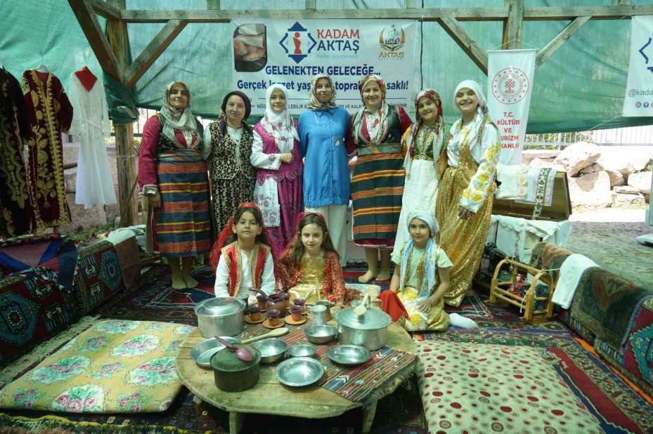 Tarihi kilise bahçesinde Türk mutfağı rüzgarı esti