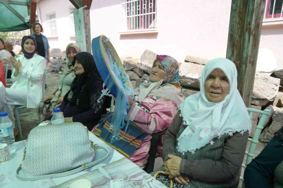 Tarihi kilise bahçesinde Türk mutfağı rüzgarı esti