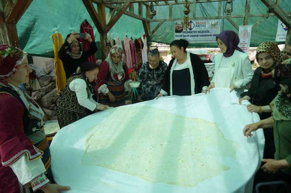 Tarihi kilise bahçesinde Türk mutfağı rüzgarı esti