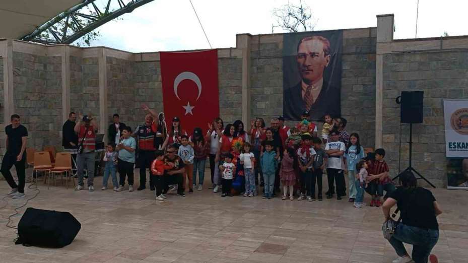 (ÖZEL) Kanserden iyileşen çocuklar motosikletle gezdirildi, hayır panayırı ve tiyatro etkinliklerine katıldı