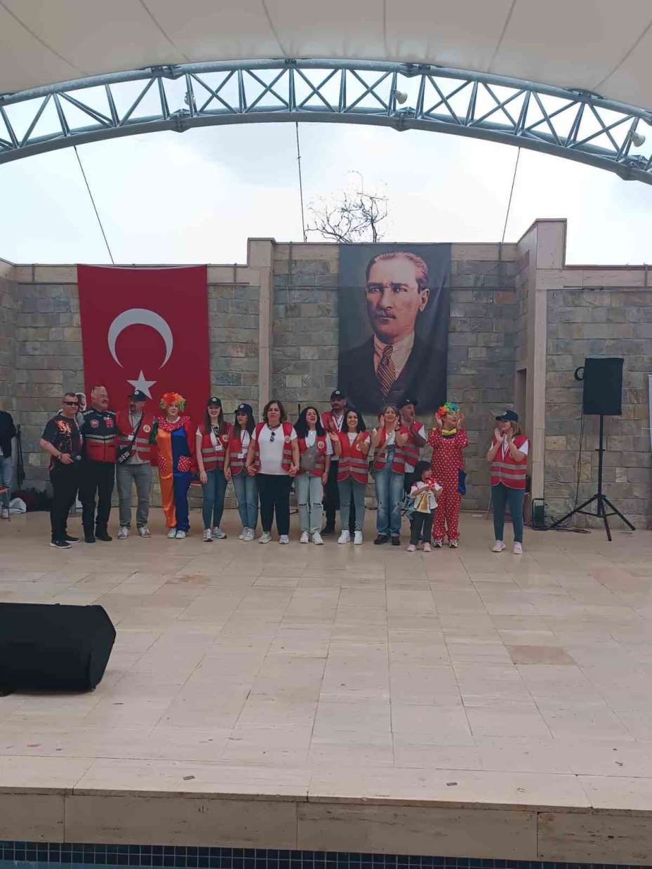 (ÖZEL) Kanserden iyileşen çocuklar motosikletle gezdirildi, hayır panayırı ve tiyatro etkinliklerine katıldı