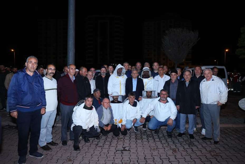 Büyükşehir, tescilli bal üreticilerine 60 adet damızlık ana arı desteği verdi