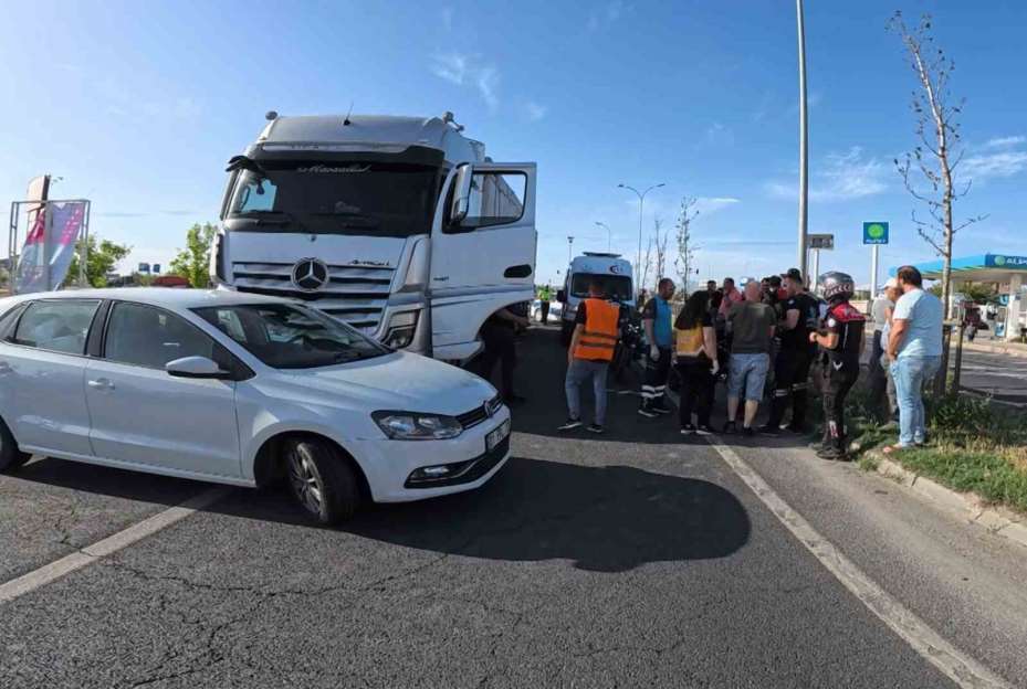 Kadın sürücü önce ağlayıp şoka girdi, sonra kedisine su verdi