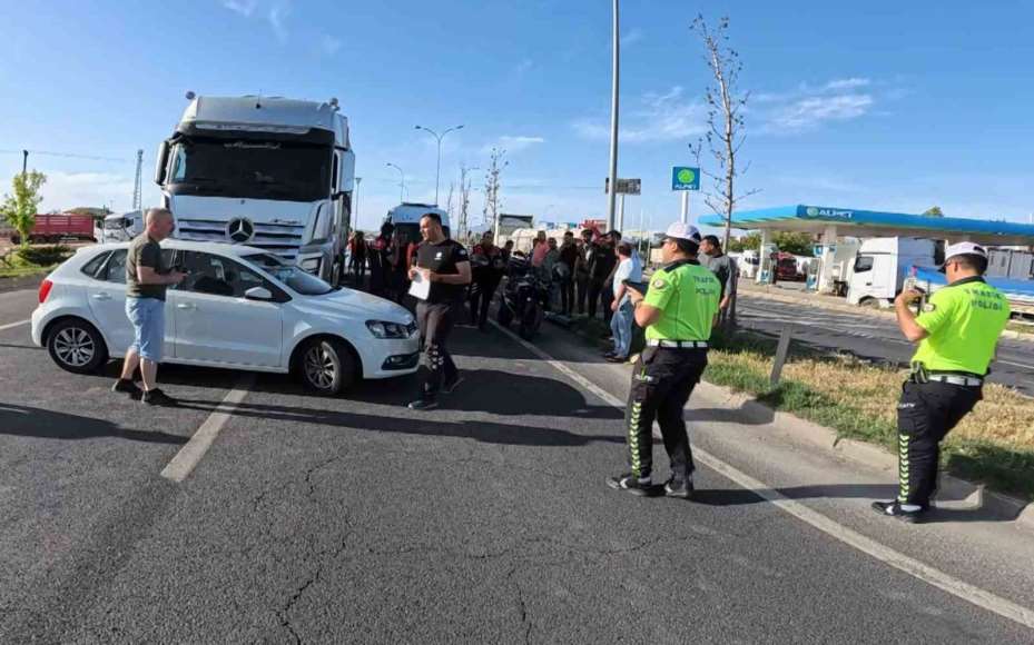 Kadın sürücü önce ağlayıp şoka girdi, sonra kedisine su verdi