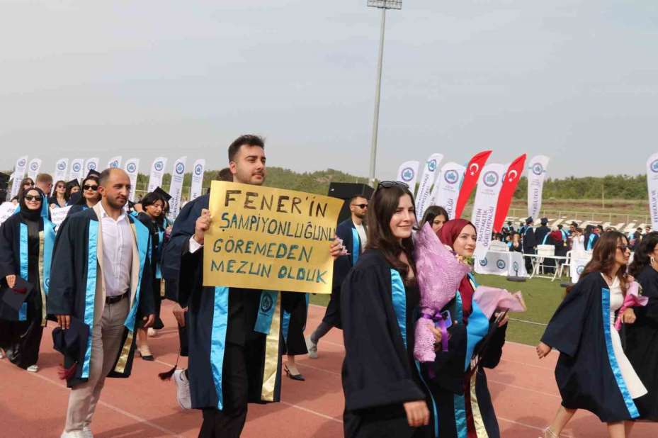 Kep takan sevimli at, 4 bin 500 öğrenci ile birlikte mezun oldu
