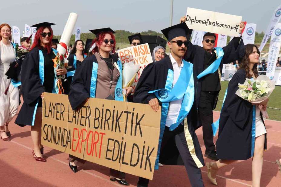 Kep takan sevimli at, 4 bin 500 öğrenci ile birlikte mezun oldu