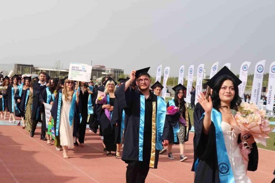 Kep takan sevimli at, 4 bin 500 öğrenci ile birlikte mezun oldu