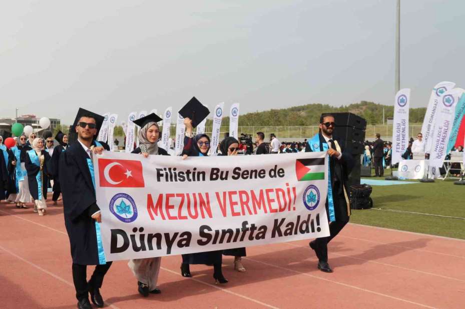 Kep takan sevimli at, 4 bin 500 öğrenci ile birlikte mezun oldu