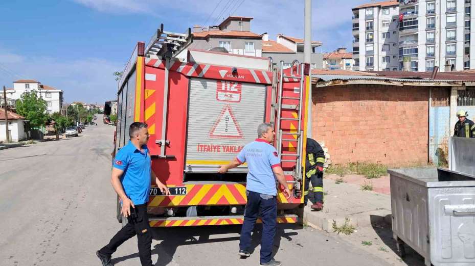 Evden yükselen yoğun duman itfaiye ve polisi harekete geçirdi
