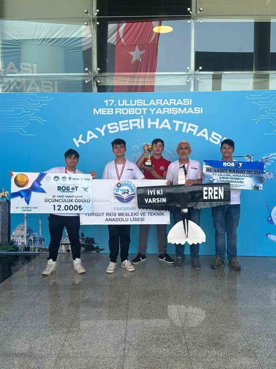 Eskişehirli öğrencilerden Uluslararası Robot Yarışması’nda büyük başarı