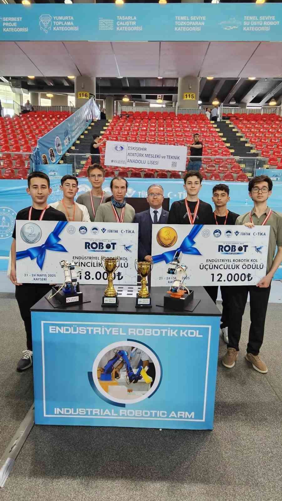 Eskişehirli öğrencilerden Uluslararası Robot Yarışması’nda büyük başarı
