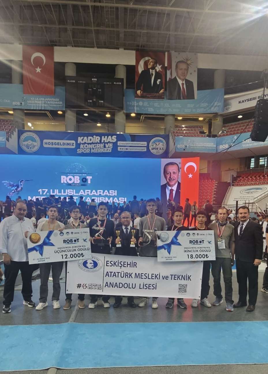 Eskişehirli öğrencilerden Uluslararası Robot Yarışması’nda büyük başarı