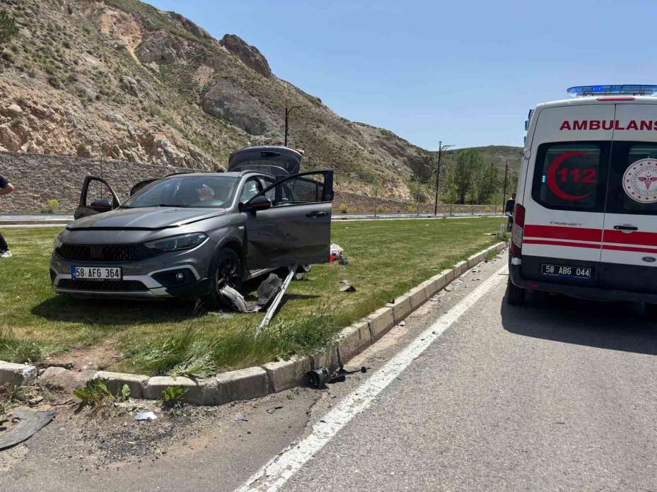 2 araç kavşakta çarpıştı, 3’ü çocuk 6 kişi yaralandı