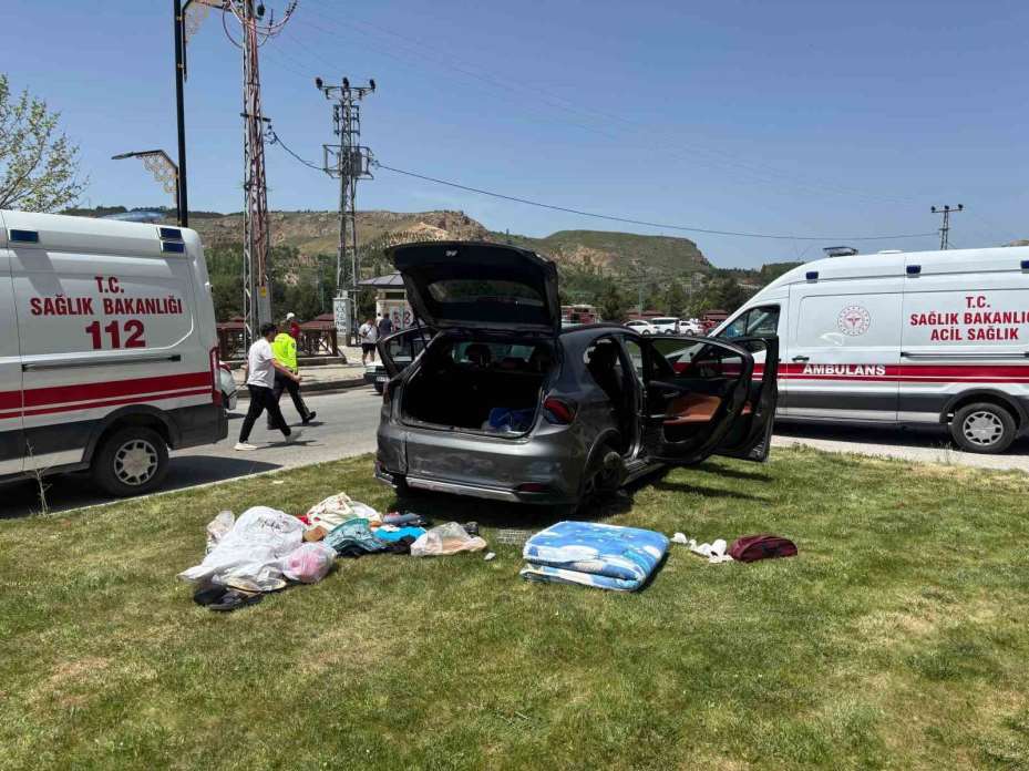 2 araç kavşakta çarpıştı, 3’ü çocuk 6 kişi yaralandı