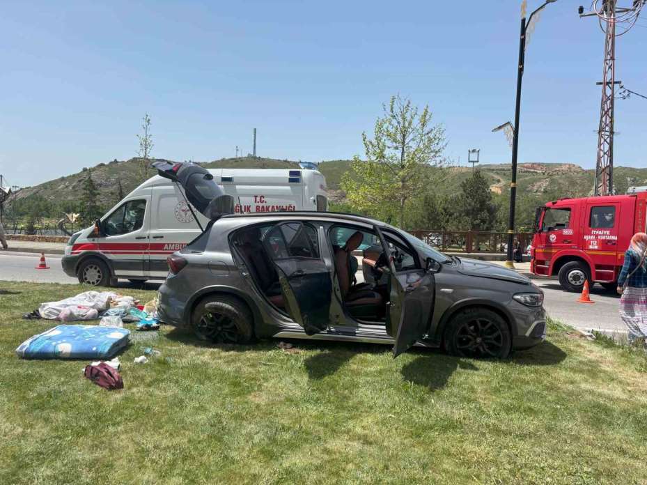 2 araç kavşakta çarpıştı, 3’ü çocuk 6 kişi yaralandı