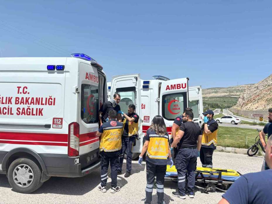 2 araç kavşakta çarpıştı, 3’ü çocuk 6 kişi yaralandı