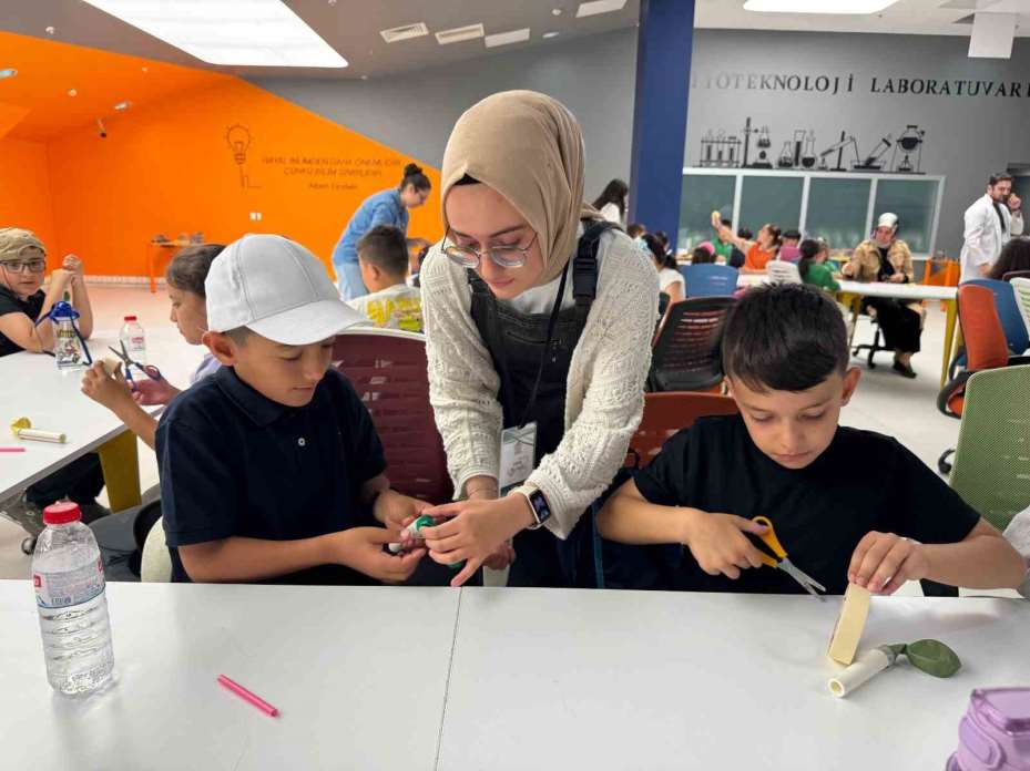 Büyükşehirin Bilim Merkezi, hem öğretiyor hem eğlendiriyor