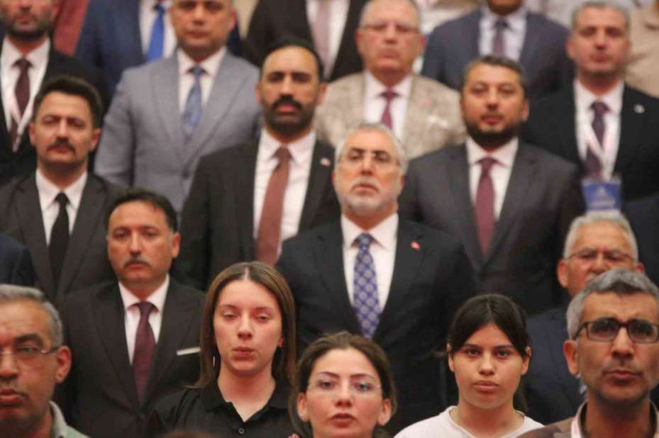 Bakan Işıkhan: "Tek bir çalışanımızın dahi mesleği sebebiyle hayatını kaybetmediği sağlıklı ve güvenli bir çalışma hayatı temel hedefimizdir"