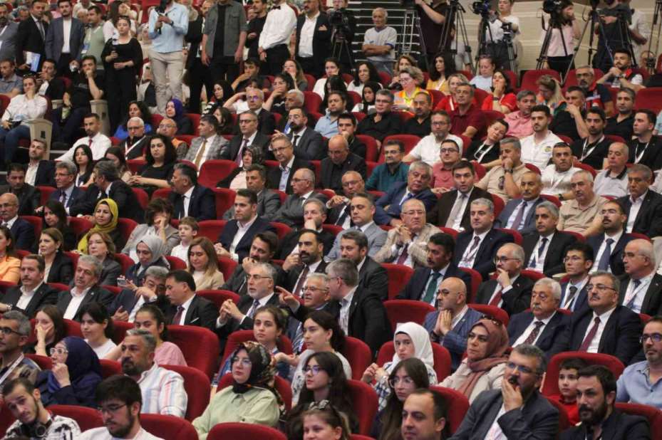 Bakan Işıkhan: "Tek bir çalışanımızın dahi mesleği sebebiyle hayatını kaybetmediği sağlıklı ve güvenli bir çalışma hayatı temel hedefimizdir"