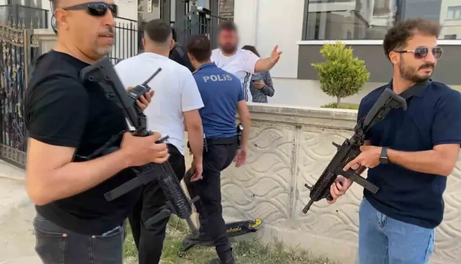 Aksaray’da kaza yeri savaş alanına döndü: 2’si silahla 8 kişi yaralandı