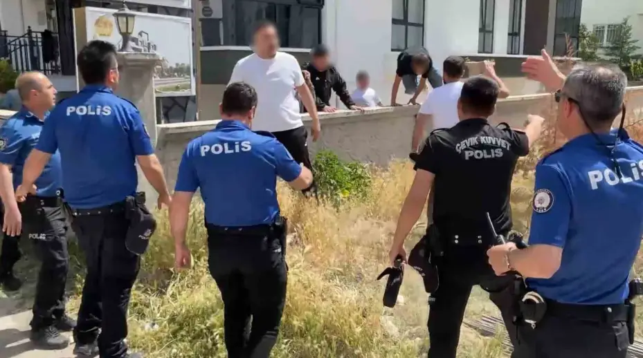 Aksaray’da kaza yeri savaş alanına döndü: 2’si silahla 8 kişi yaralandı