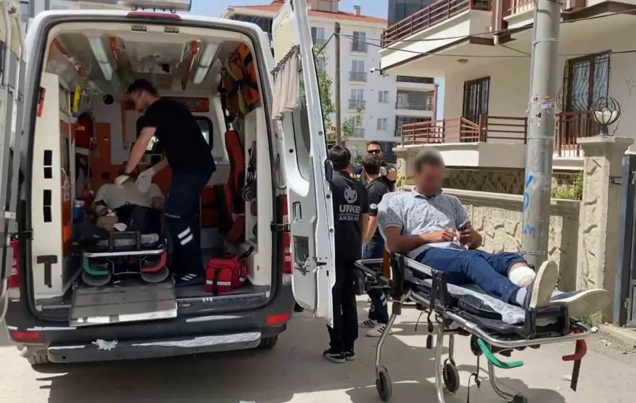 Aksaray’da kaza yeri savaş alanına döndü: 2’si silahla 8 kişi yaralandı