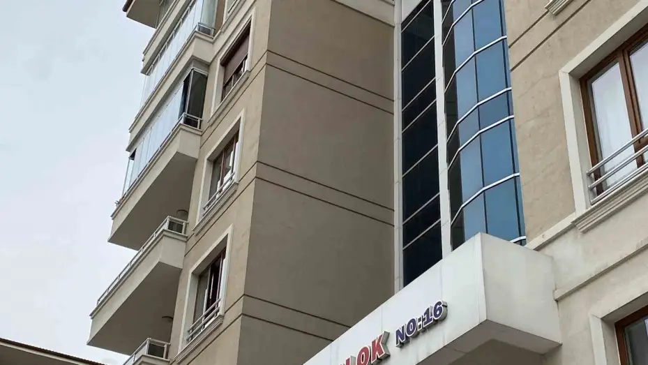 Karısını bıçaklayarak öldürüp başında bekledi