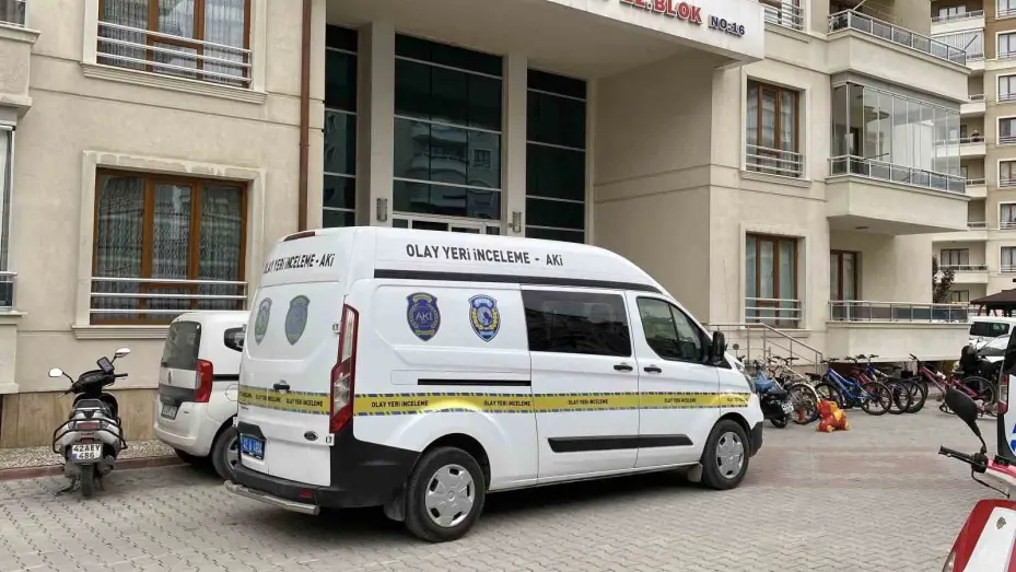 Karısını bıçaklayarak öldürüp başında bekledi