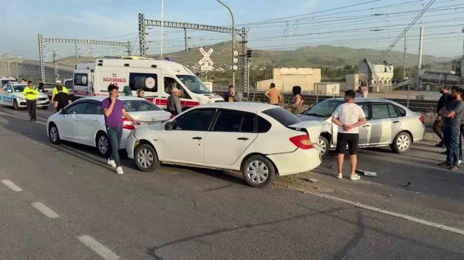 Sivas’ta zincirleme trafik kazası: 4 yaralı