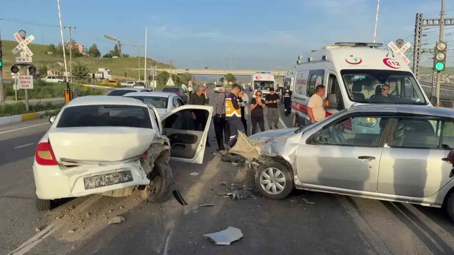 Sivas’ta zincirleme trafik kazası: 4 yaralı