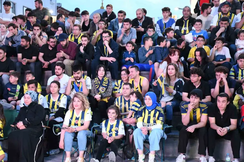 Yozgat’ta Fenerbahçe-Monaco maçı Cumhuriyet Meydanında canlı yayınlandı