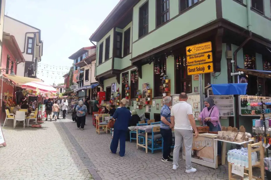 Sıcak havayı fırsat bilen vatandaşlar şehir merkezlerinde yoğunluk oluşturdu