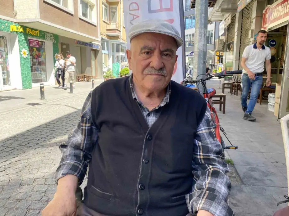 Emanet dükkanı yanan emekli öğretmen kendisine destek olan vatandaşlara teşekkür etti