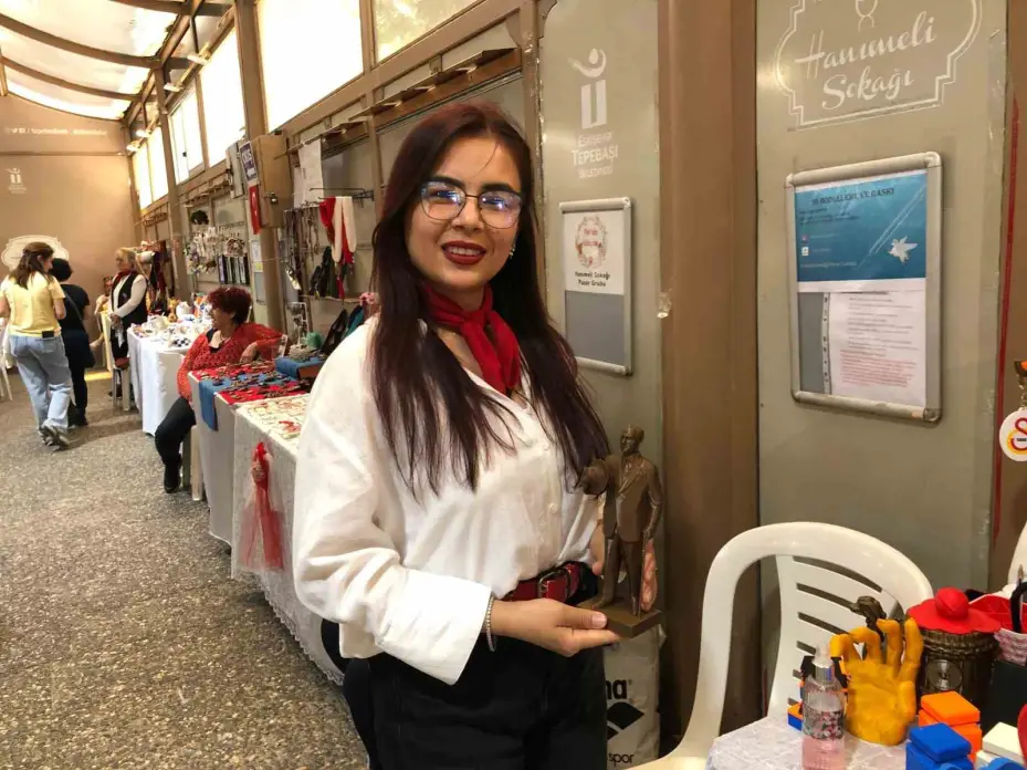 Yurt dışından gelip Hanımeli Sokağı’nda 3 boyutlu baskı ile ürettiği ürünleri satıyor