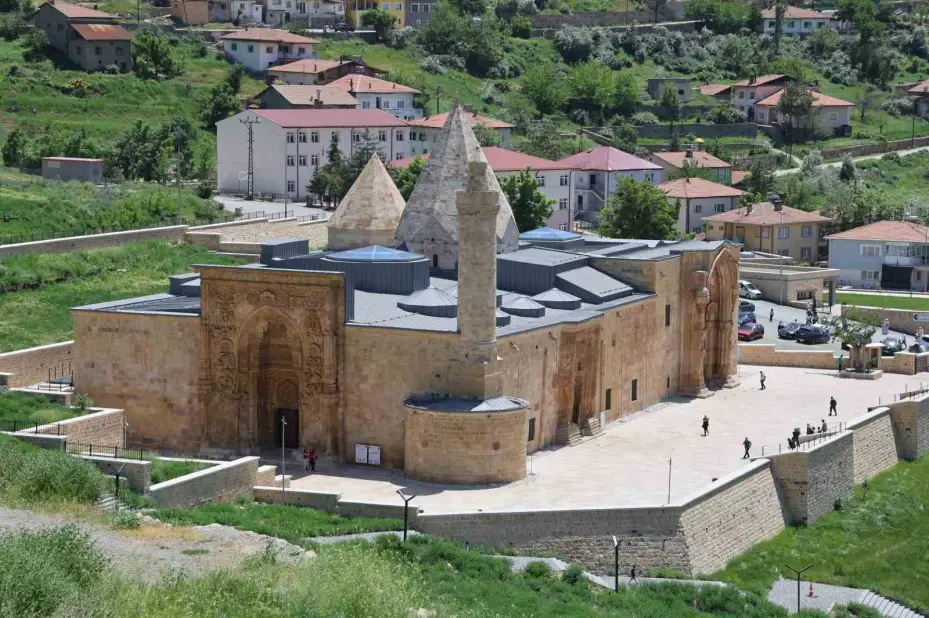 Esrarengiz gölgeleri görmek isteyenler 8 asırlık camiye akın etti